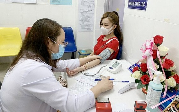 接種前醫護人員給民眾進行臨床診病。