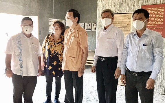 原國家主席張晉創(右三)向代表團介紹為國犧牲的烈士。