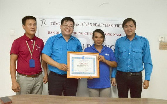 2019年5月，在平盛郡一棟公寓打掃衛生時拾到7400美元的阮玉賢（右二） 在向失主歸還款項後獲得表彰。