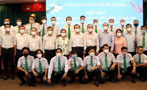 市領導出席各個運送和救治新冠病人隊伍、單位代表的聚會。