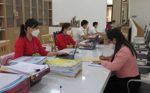 前往第十一郡人委會接收卷宗和退還結果部分辦理行政手續的民眾。