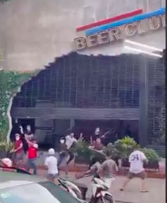 兩夥青年在街上混戰