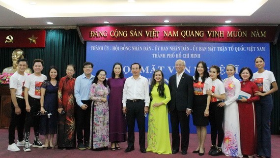 市委書記阮文年與各藝人合照。