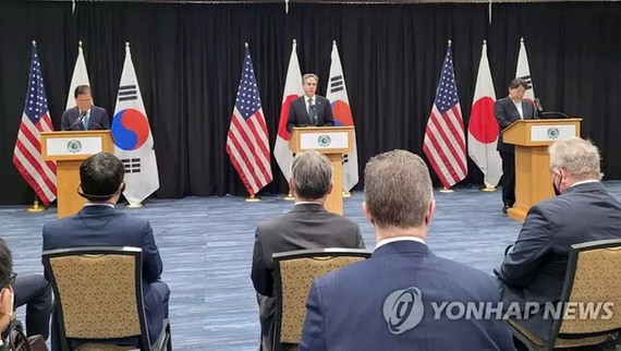 當地時間2月12日，在美國夏威夷亞太安全研究所，南韓外交部長官鄭義溶（左起）、美國國務卿布林肯和日本外務大臣林芳正在舉行會談前合影留念。（圖：韓聯社）
