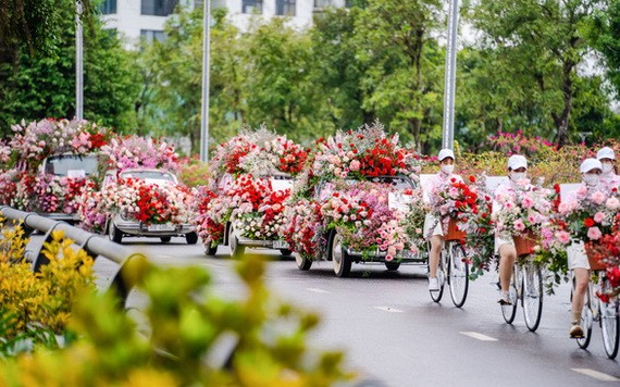 向民眾贈送玫瑰花