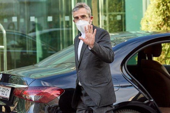 2月8日，在奧地利維也納，伊朗副外長巴蓋里準備進入談判會場。（圖：新華社）