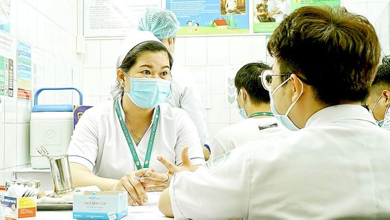 醫護人員在市熱帶病醫院為兒童提供新冠疫苗接種諮詢。