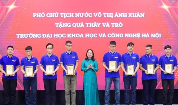 國家副主席武氏映春（中）向成績突出的大學生頒發禮物。（圖：L.N）