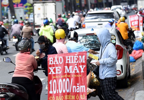 在本市各條街道普遍存在摩托車與汽車保險買賣現象 。