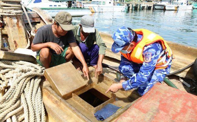 第四區海警力量進行突查一艘運載違法貨物的漁船。（圖：第四區海警）