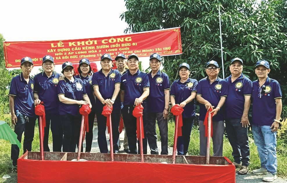 培德精舍護法理事會在隆安晌渠四岔橋動土儀 式上合照留念。