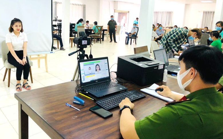 公安為民眾辦理芯片公民身份證。