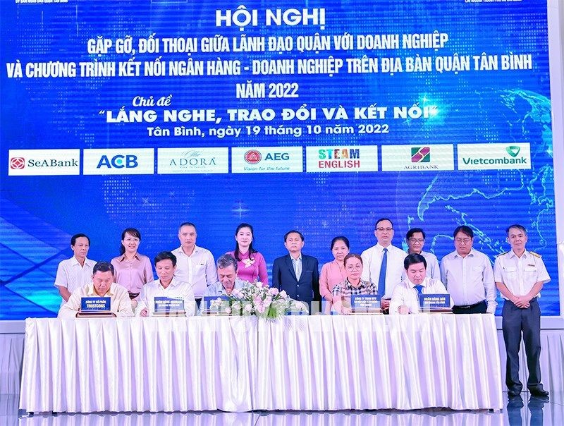 新平郡領導見證各家銀行與企業及經營戶簽署優惠貸款簽約。（圖：市黨部新聞網）