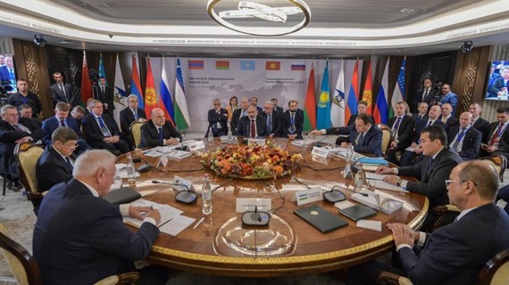 這是10月21日在亞美尼亞首都埃裏溫拍攝的歐亞經濟聯盟政府間理事會會議現場。（圖：新華社）