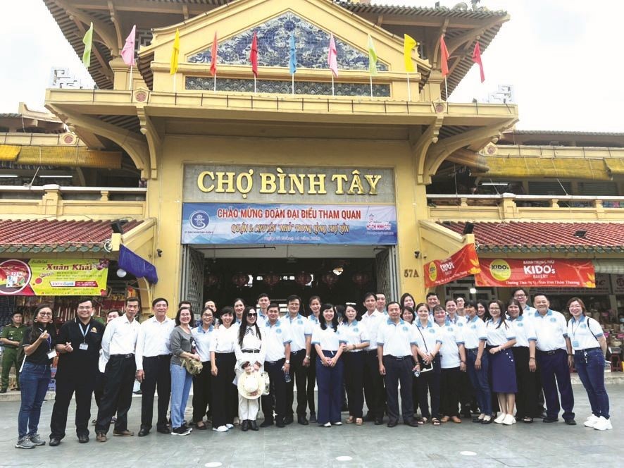 代表團在第六郡平西市場留影。