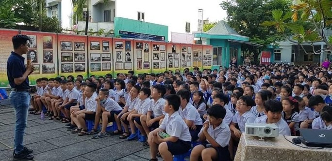 胡志明博物館本市分館宣傳部門副主任兼共青團書記潘文明,向學生們講述關於胡伯伯的故事。