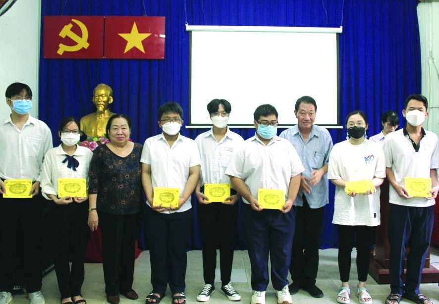 慶雲南院住持周華邦(右三)向清寒大學生頒發勵學金。