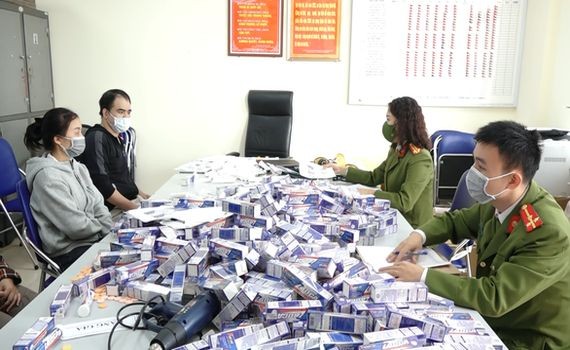 被河內警方查獲從維生素C發泡錠“變身”成為價高十倍的保健食品。