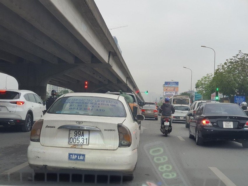 根據2022年第70號《規定》，所有級別的教練車將屬於駕駛培訓單位的合法使用權。