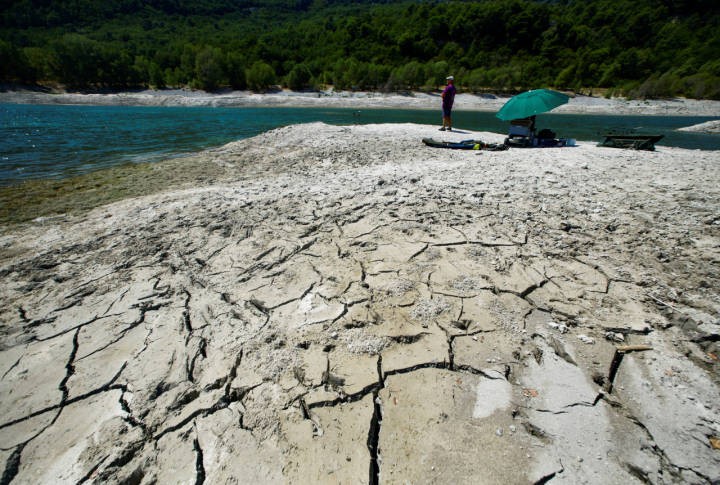 法國部分地區正遭遇罕見乾旱。圖為8月5日一名男子在法國勒布羅克湖邊釣魚。(圖:新華社)