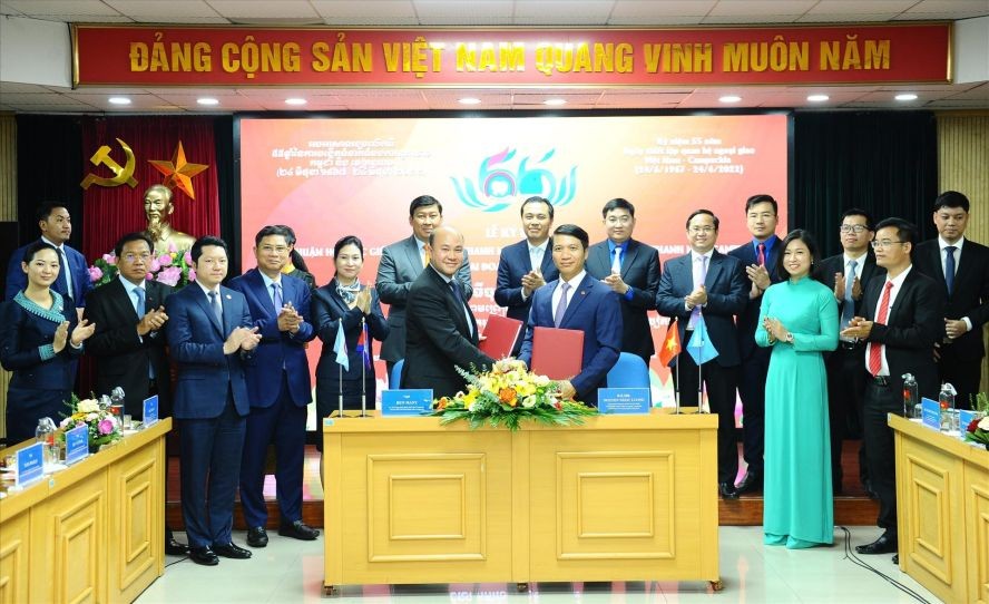 國會主席接見柬埔寨參議院議長 ảnh 1 國會主席接見柬埔寨參議院議長 ảnh 1