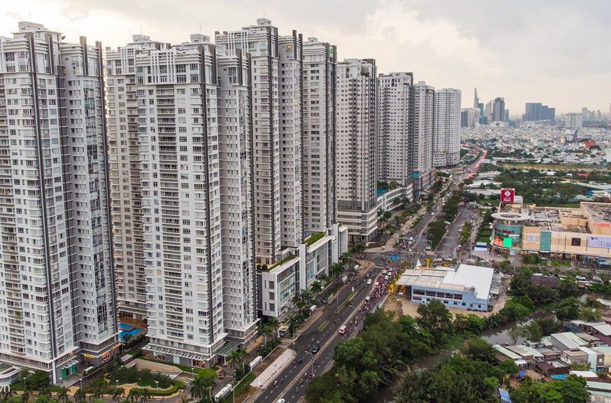 圖為第七郡阮友壽街旁及附近一帶的一座座高層公寓樓。(圖:Zing.vn)