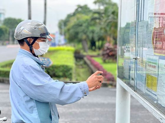 勞動者在新順出口加工區閱看招聘資訊。