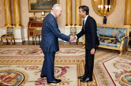 蘇納克在白金漢宮接受英國國王查理斯三世的正式任命。（圖：Getty Images）