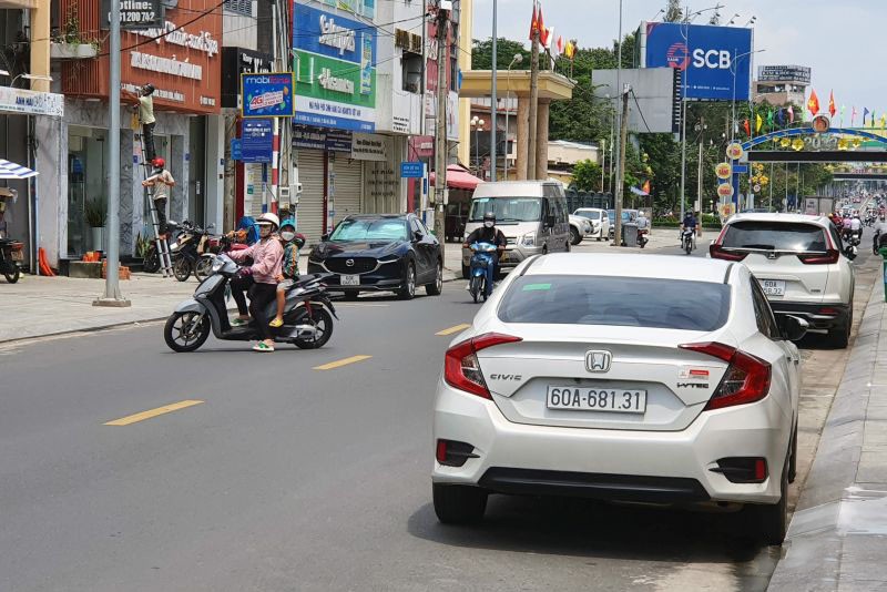 四月三十日街上雖有單、雙日禁止停車的標誌牌， 但汽車仍在街道兩邊停泊。
