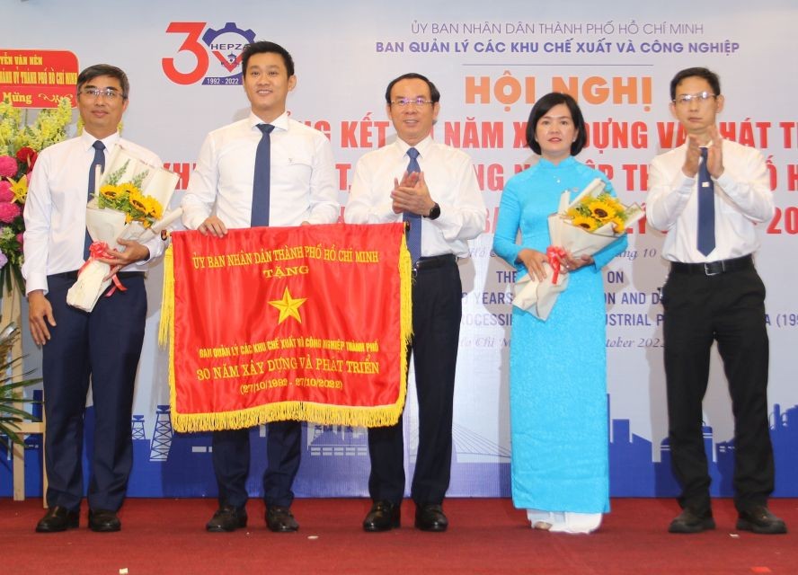 市領導向市各出口加工區與工業區管委會頒發市人委會傳統錦旗。