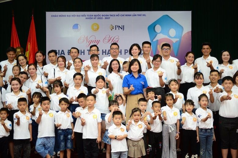 21個模範青年家庭合影留念。（圖：共產黨電子報）