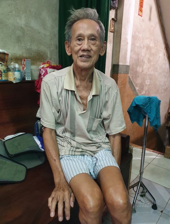 邱富強年紀大體力差，每天需要女兒的照顧。