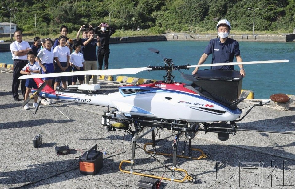 抵達與路島的無人機。（圖：共同社）