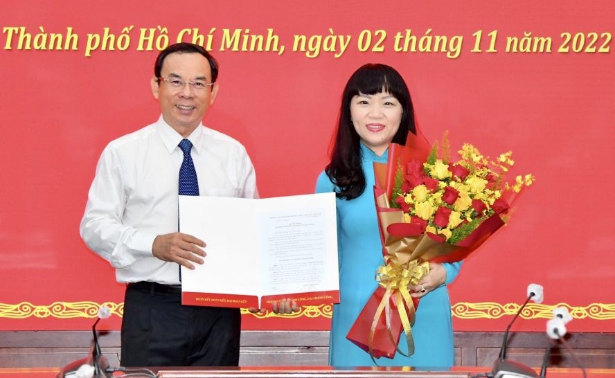 市委書記阮文年向范氏紅霞同志頒授《決定》。