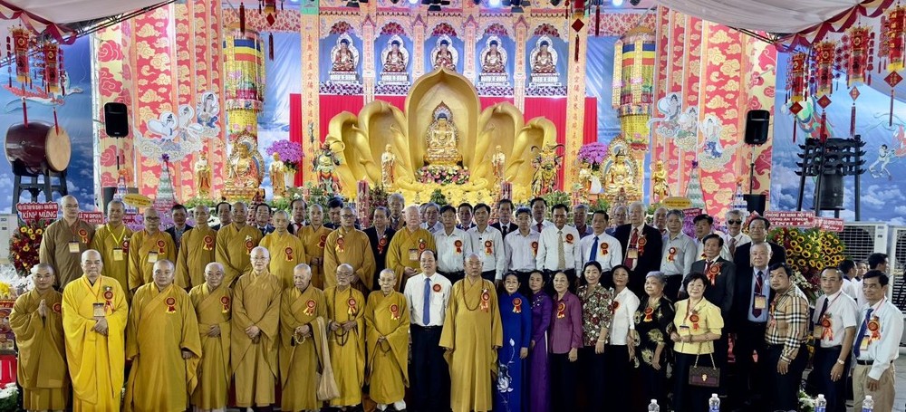 “壬寅年萬人緣祈安普度大法會”組委會與本市、第五郡各機關團體領導、各華人社團合影留念。