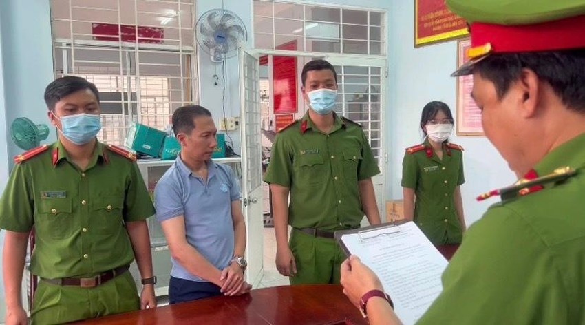 執法警員向嫌犯武春秀（左二）宣讀逮捕令。（圖：PLO）