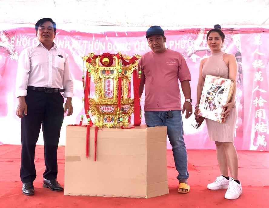 楊梓進（左）向“福燈”得主阮昇平夫婦移交聖燈。