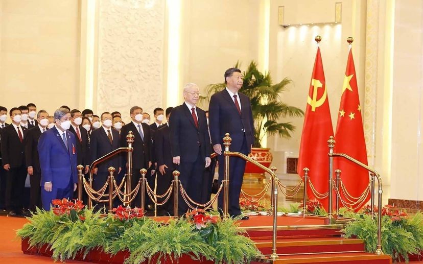 阮富仲總書記和中共中央總書記、國家主席習近平登上檢閱台，軍樂團奏響兩國國歌。（圖：越通社）