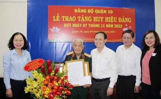 市委副書記阮文孝代表市委向段文寬少將頒授75年黨齡紀念章。