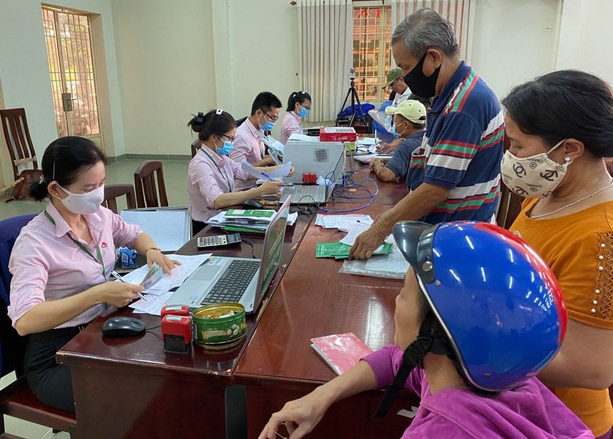 古芝縣貧困農民在該縣社會政策銀行辦理貸款手續。（圖：苑霞）