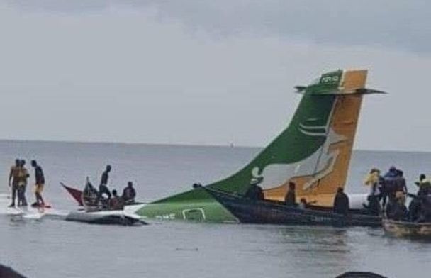 肇事客機在維多尼亞湖墜毀。（圖：視頻截圖）