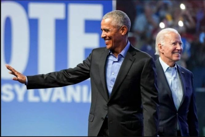 前總統奧巴馬(左)和總統喬拜登抵達賓夕法尼亞州費城的競選集會。（圖：AP）