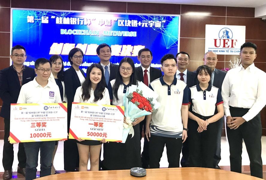 榮獲一等與三等獎團隊與學校領導和貴賓合影。