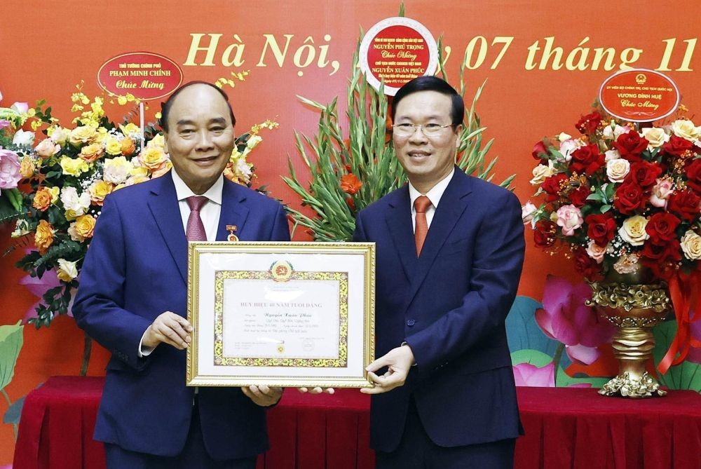 國家主席榮獲 40 年黨齡紀念章