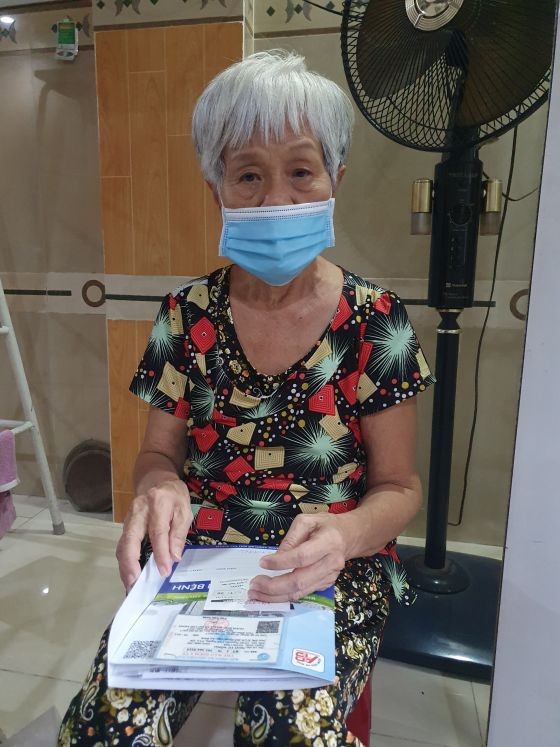 吳秀儂需要靠拐杖才能行動。