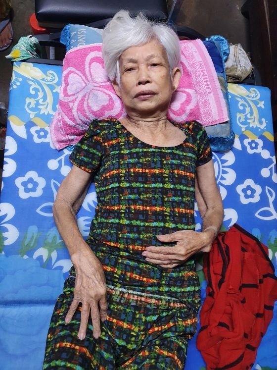 徐笑容大娘躺在長椅上，生活 不能自理。