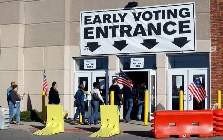 美國俄亥俄州的選民排隊等待投票。（圖：AFP）