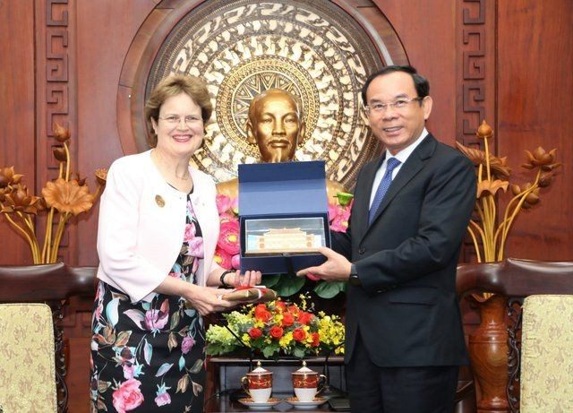 市委書記阮文年向南澳洲總督弗朗西斯‧亞當森贈送紀念品。