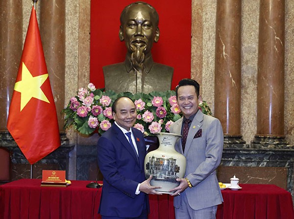 國家主席阮春福向越南年輕企業家協會贈送紀念品。