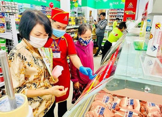 消費者在超市內購物。